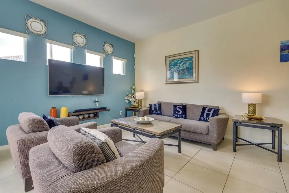 Lanai & Pool: Spacious Villa Near Disney