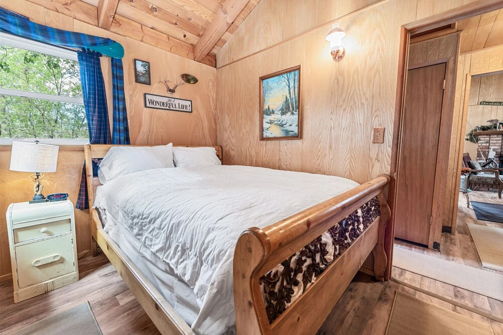 Knotty Pine Chalet - 2br/1ba/walk To Lake And Village/fireplace/wifi/smarttv/barbeque/fencedyard 2 Bedroom Chalet
