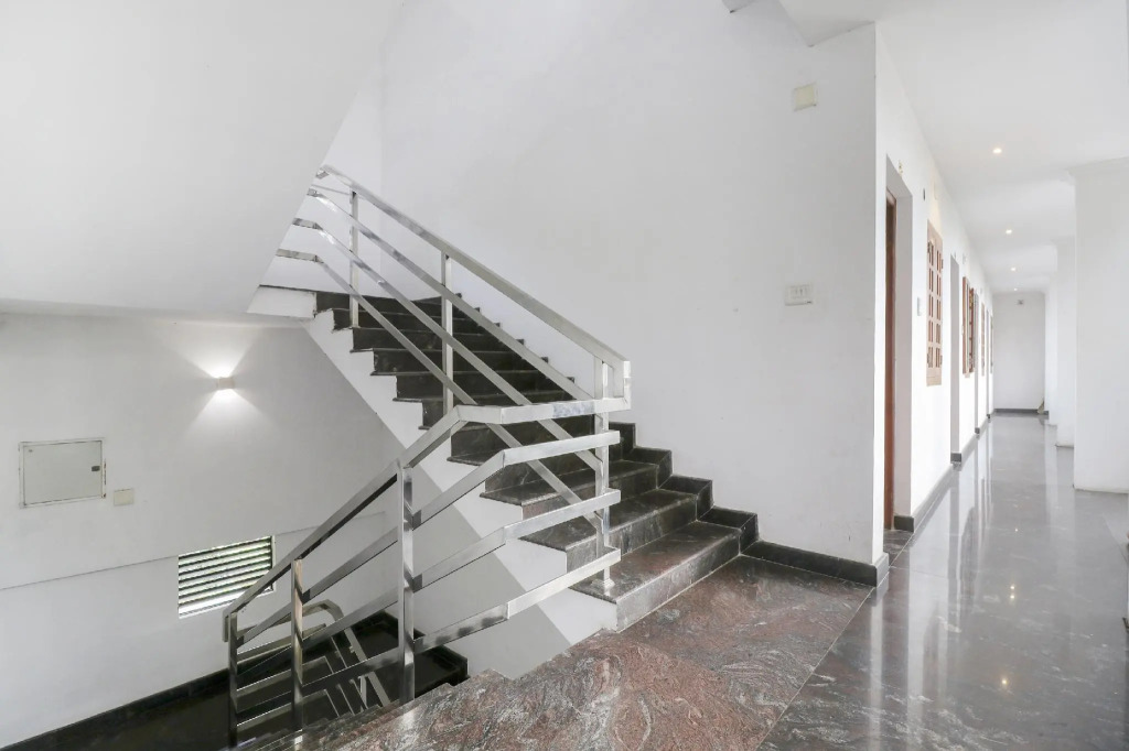 OYO 73602 Hotel White House
