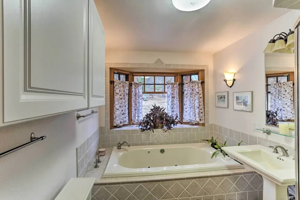 Peaceful Shasta Cascade Getaway on 15-acre Ranch!