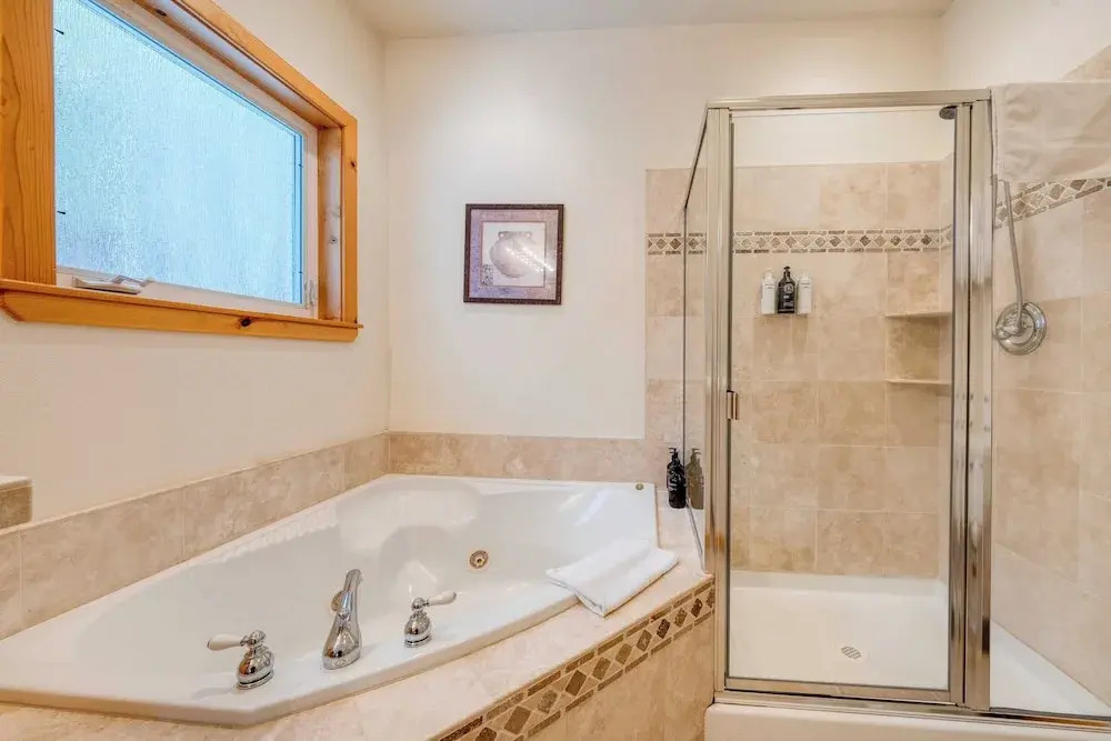 Pinewood Lodge by Avantstay Cozy Cabin Near Ski Resorts & Hiking