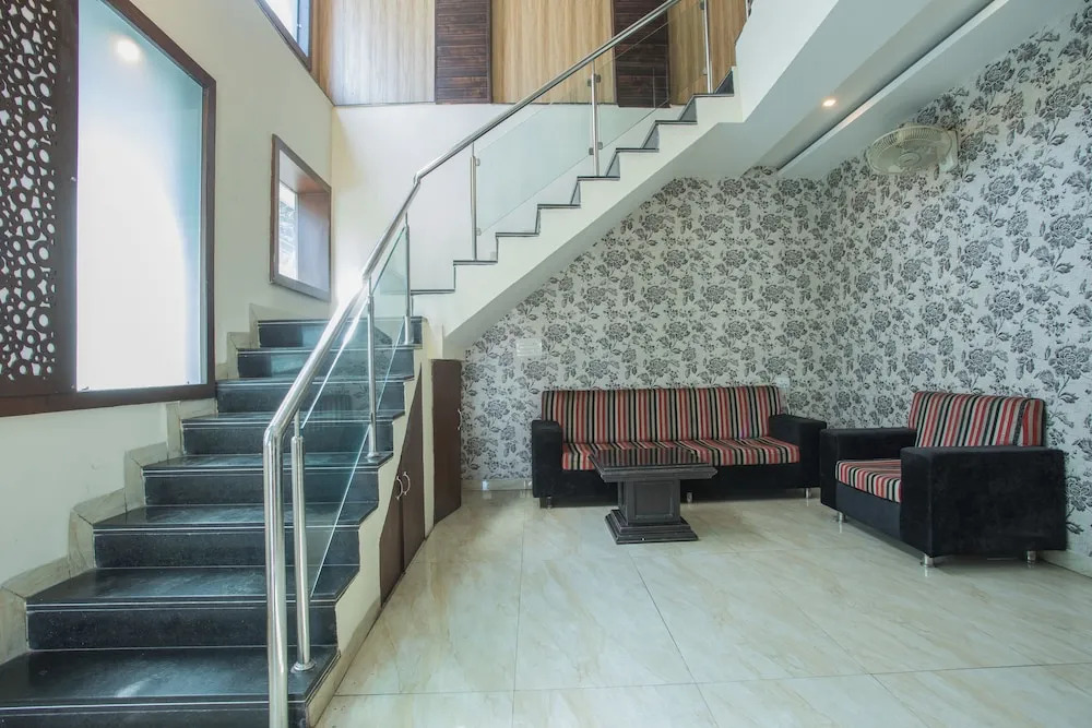 OYO 5738 Hotel Lords Inn