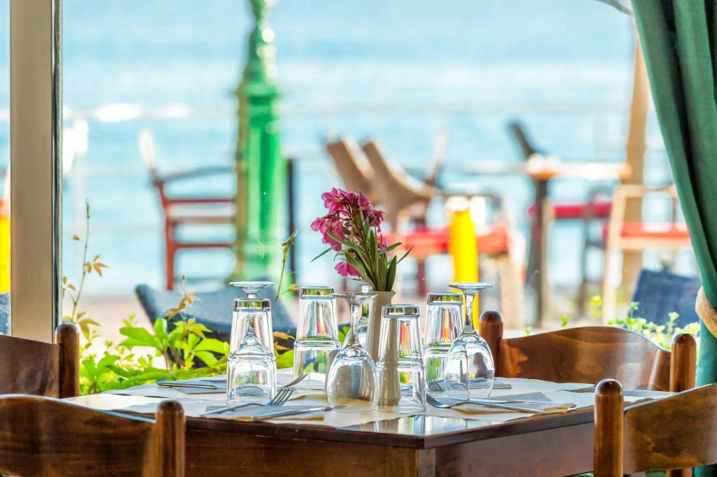 Xenios Dolphin Beach Hotel