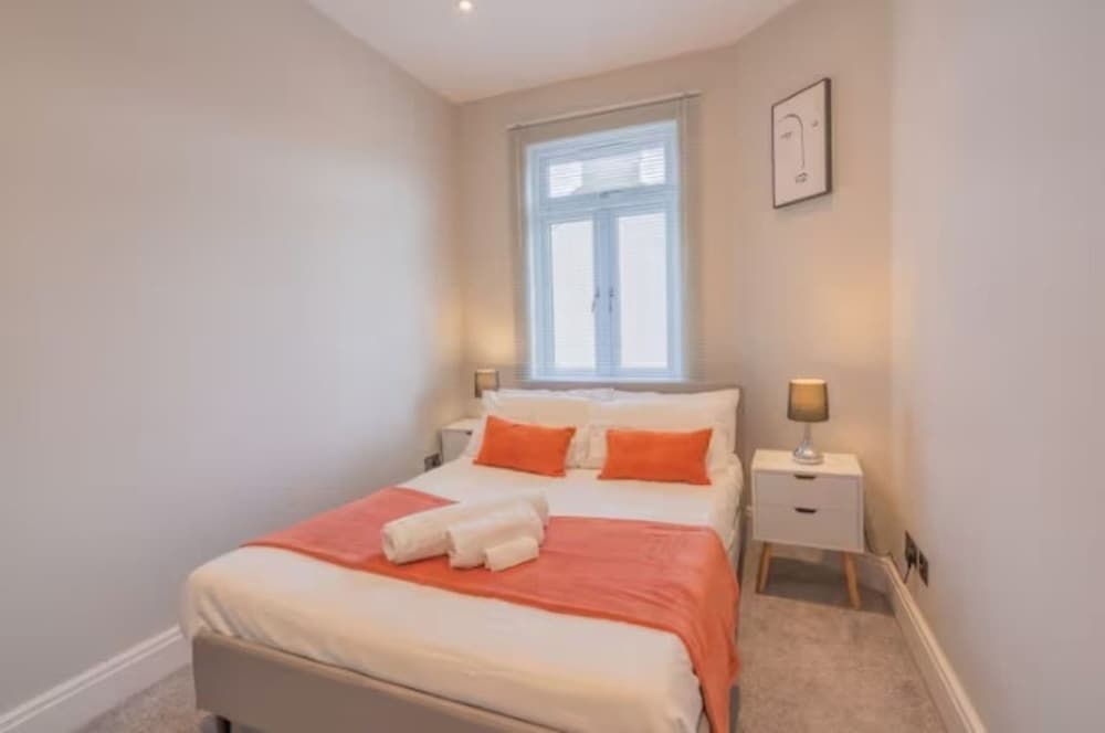 Luxury 3BR W Garden Parking Near Spurs Stadium