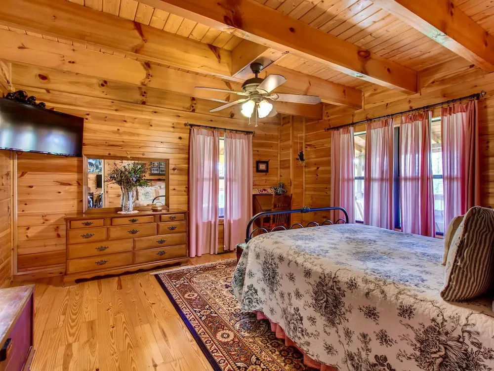 Four Bears Barn 2 Bedrooms 2 Bathrooms Cabin
