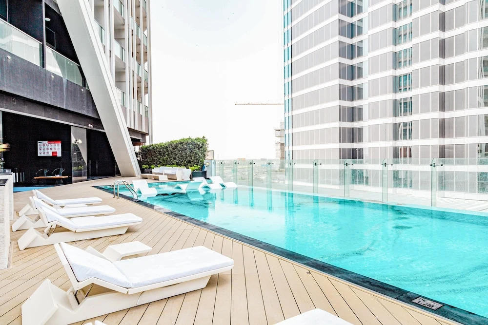 Waves - Chic Studio With Balcony Overlooking City Views