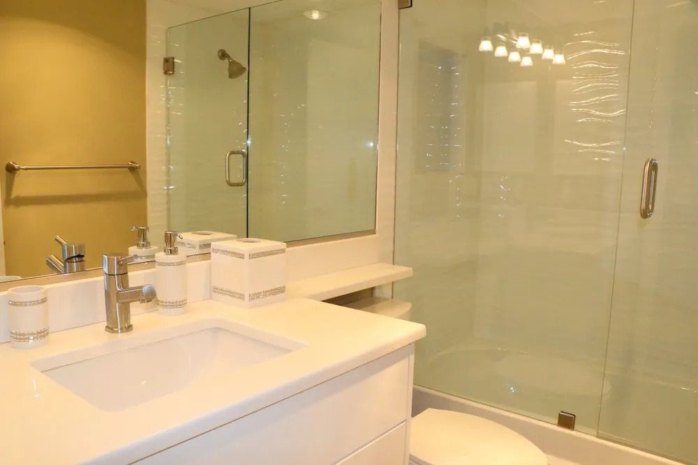 Gulf And Bay Club- F105 Beautiful Unit And Great Location! 2 Bedroom Condo