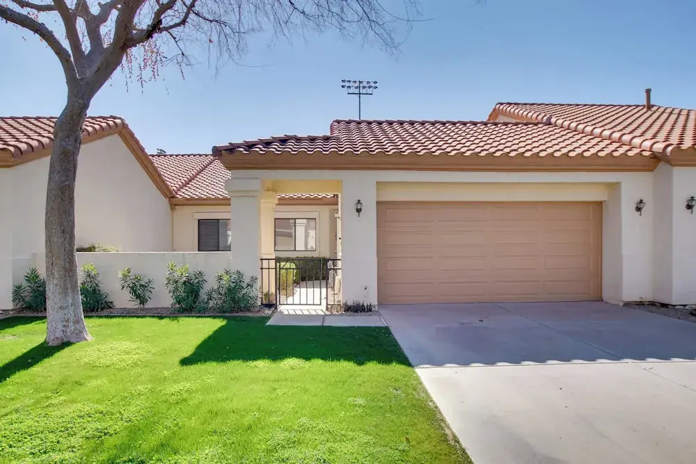 7 Mi to Mill Ave: Bbq-ready Mesa Townhouse
