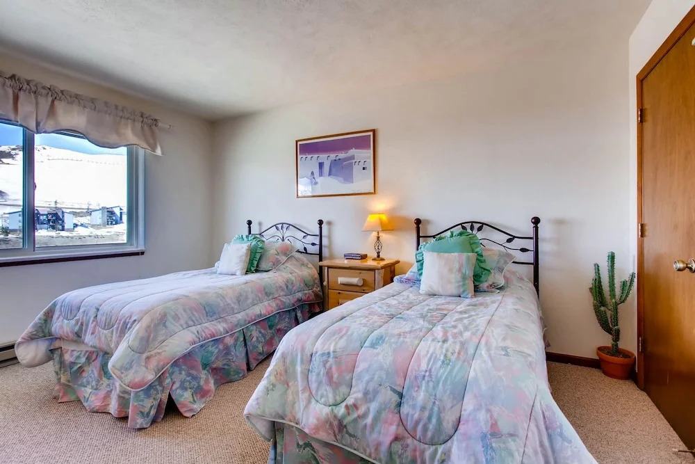 3 Br Unit With Fireplace & Mountain Views 3 Bedroom Condo - No Cleaning Fee! by RedAwning