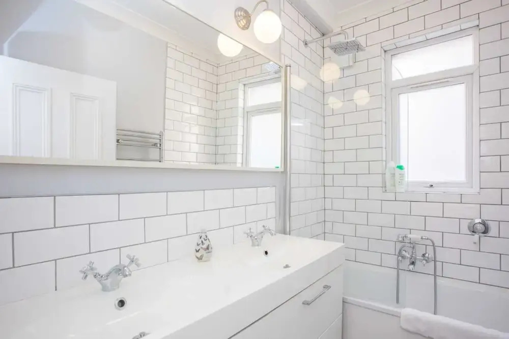 Stylish & Modern 3 Bed Flat in NW London With Garden