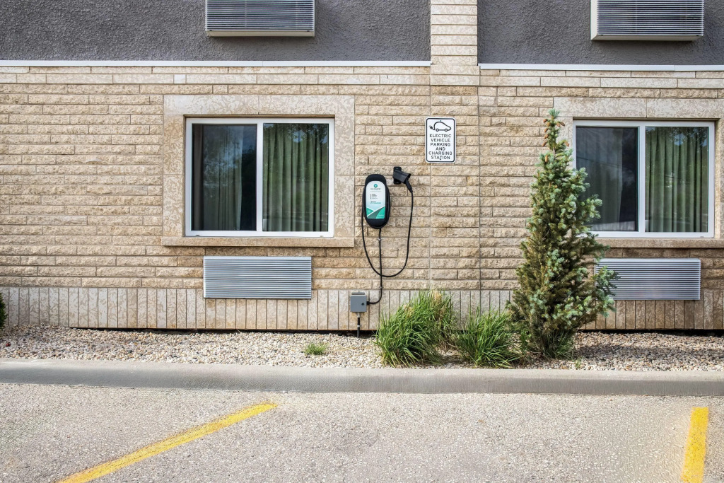 Super 8 by Wyndham Winnipeg West
