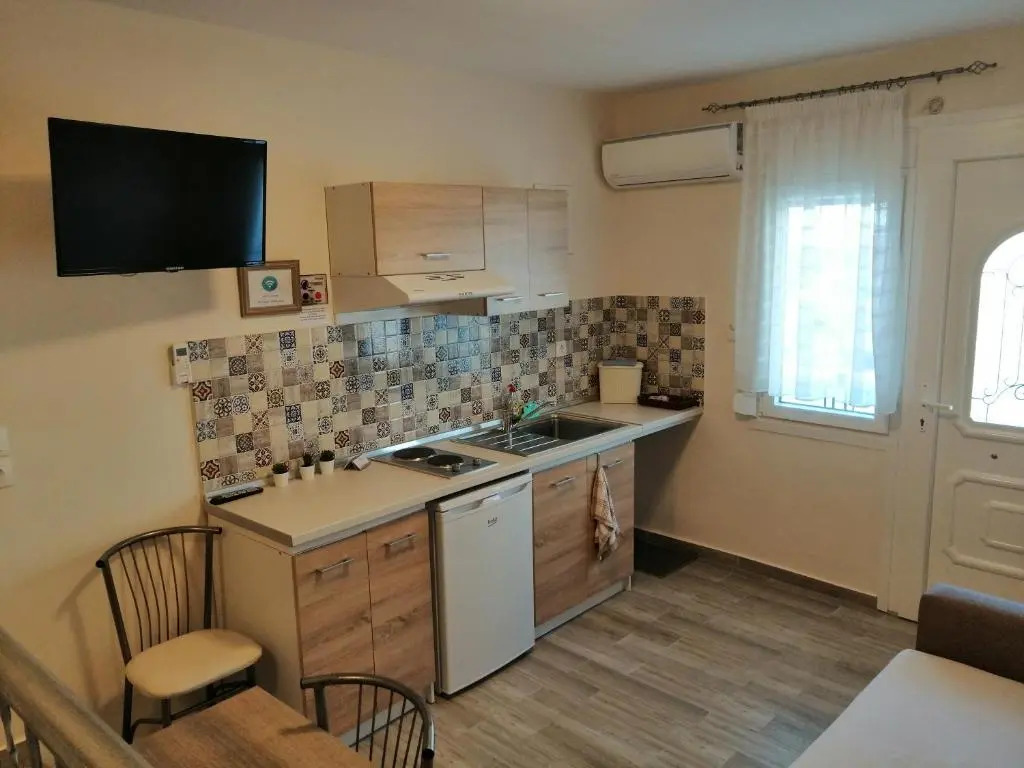 Marinas Apartments - White & Stone Apartment