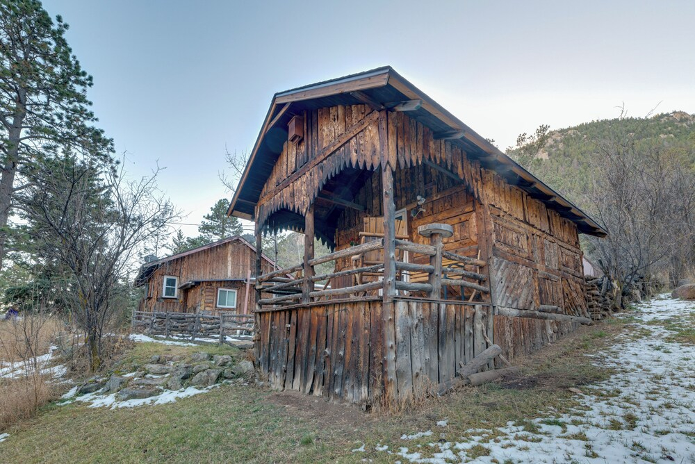 Rustic Log Cabin w/ Studio ~ 5 Mi to Pikes Peak