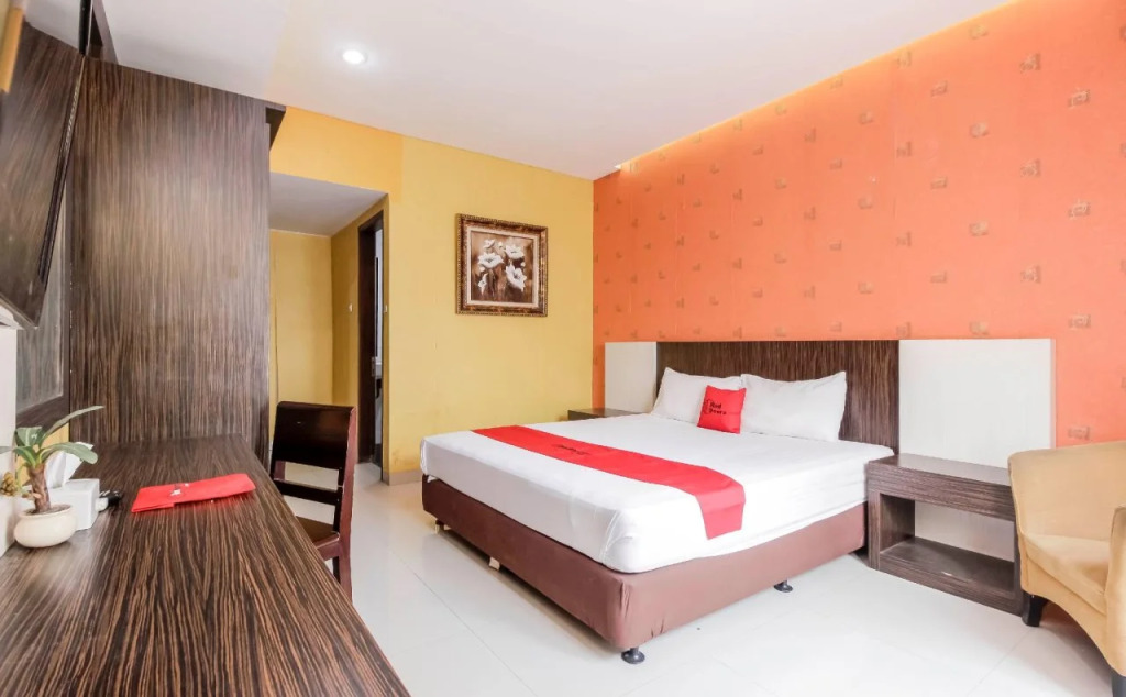 RedDoorz at La Mega near Pasar Pagi Cirebon