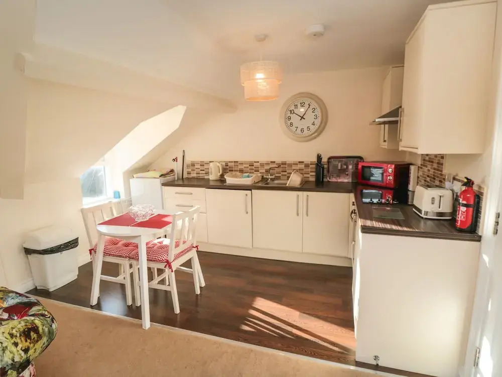 Carisbrooke House, Apartment 6