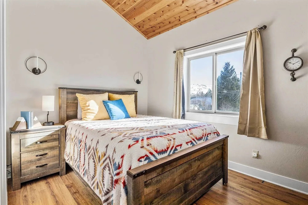 Modern Red Lodge Cabin - Walk to Broadway Ave