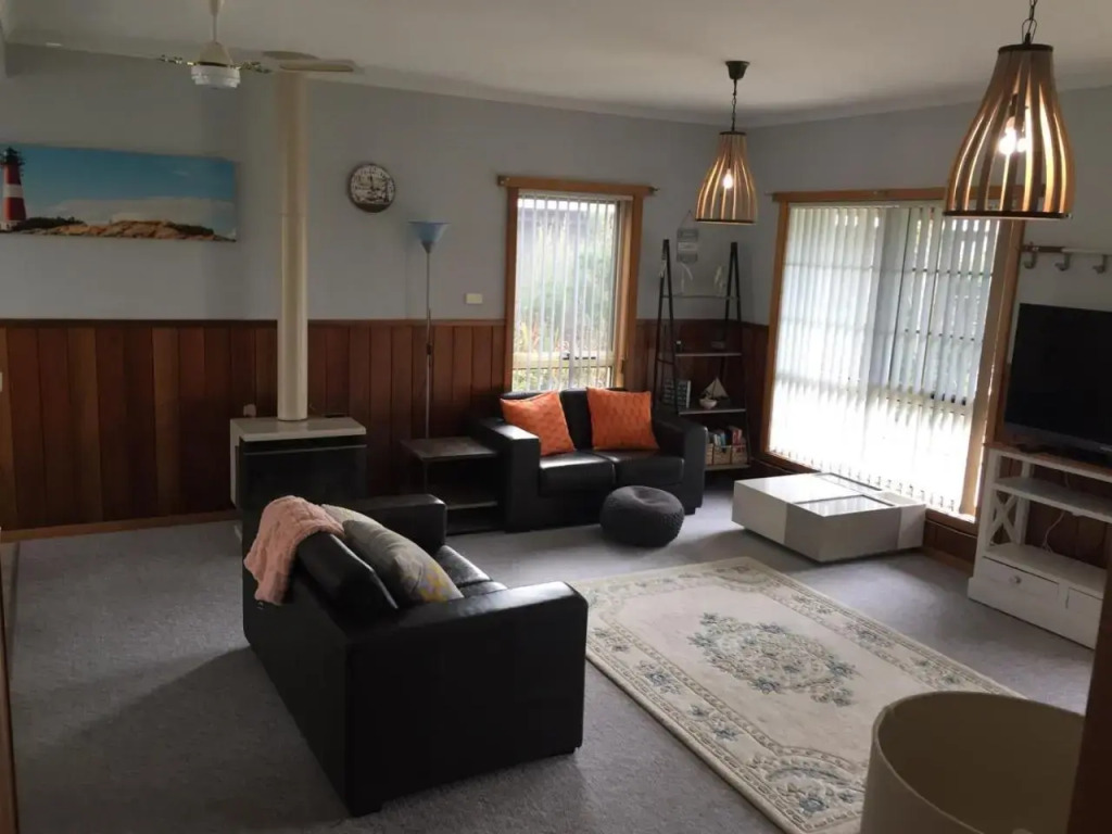 ‘Rose Cottage’ sisters beach accommodation