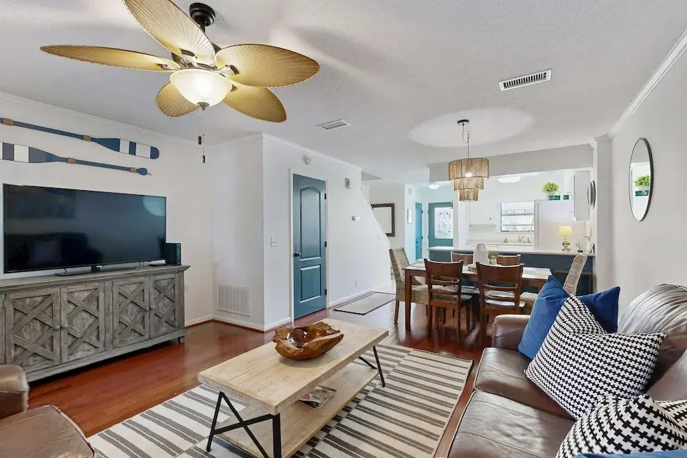 Snowbird-friendly Condo With Patio, Central AC, W/d, Pool & Tennis - Near Beach