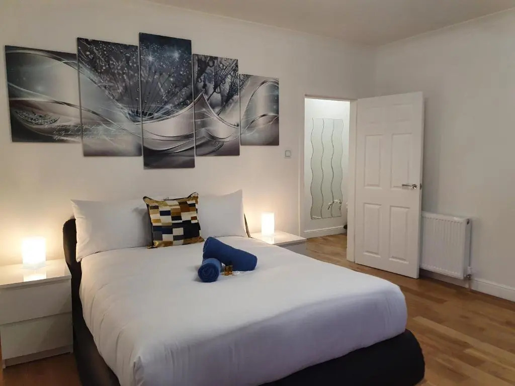 Glasgow Comfortable and Modern 3 Bedroom Mid Terraced Villa