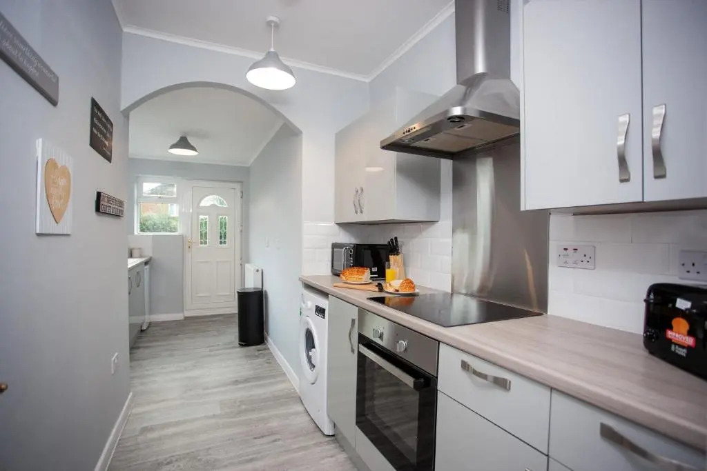 Keithlands House 4 Bedrooms Workstays UK Video Tour Available