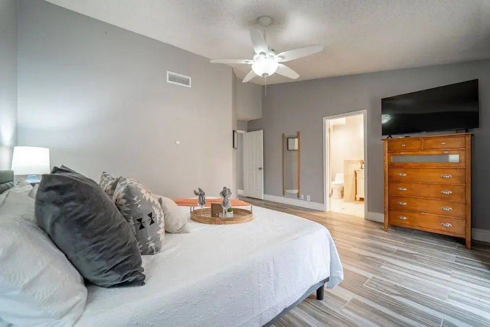 Monte Cristo Phoenix 4 Bedroom Home by RedAwning