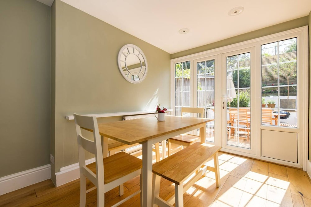 The Thames Embrace 3 BR & Garden House