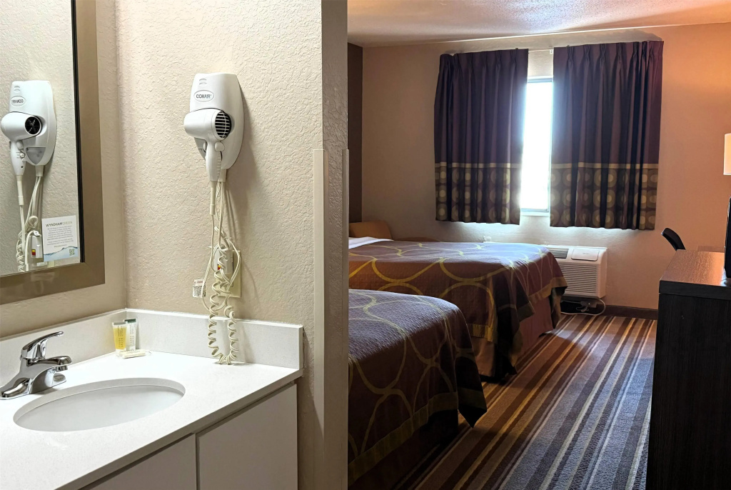 Super 8 by Wyndham Gas City Marion Area