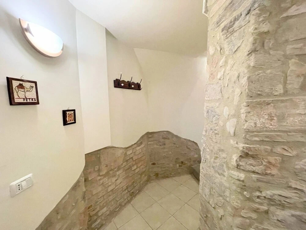 Centrally Located Spoleto, Sleeps 6 , Car not Needed, Wifi N6625