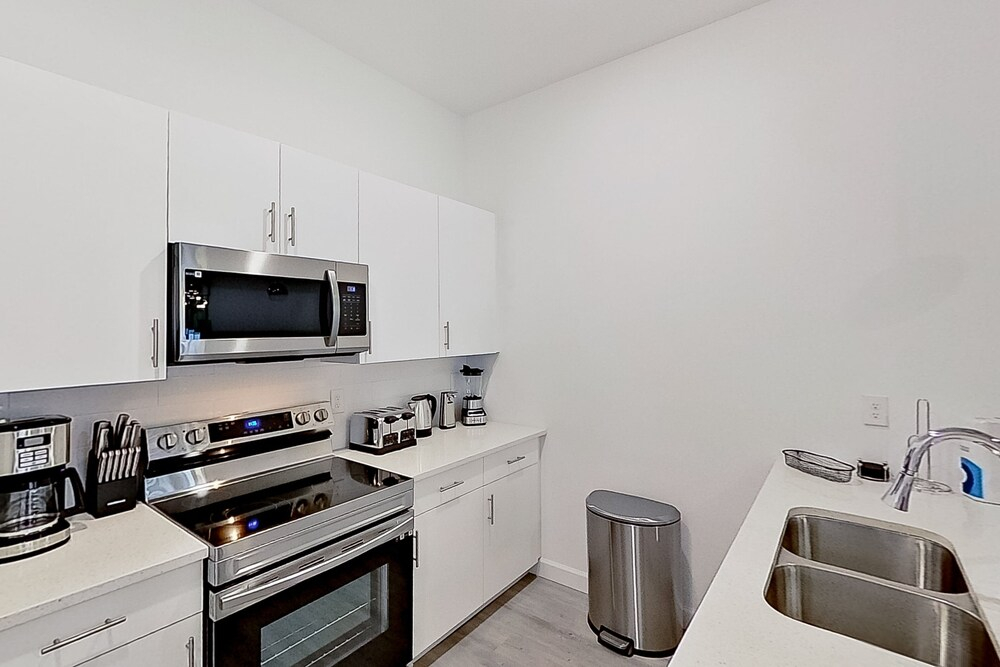 Dog-friendly Radiant & Modern Townhome With Private Pool, Patio, AC, & W/D