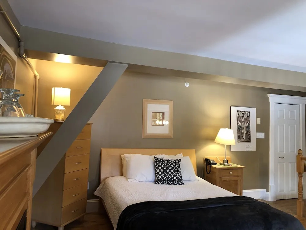 Leaside Manor