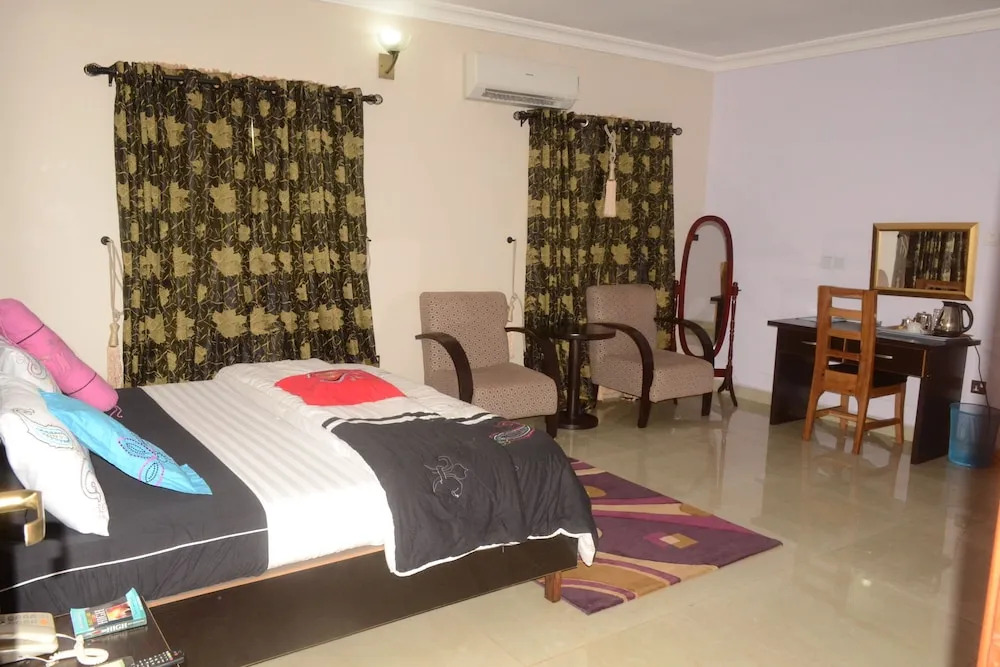 Nue-Crest Hotels & Suites