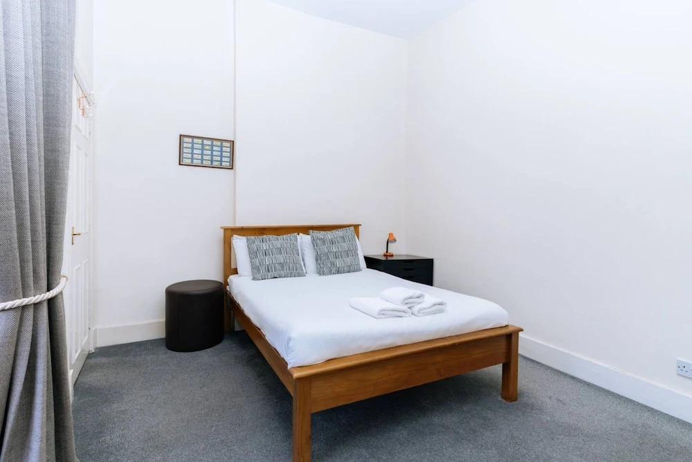 Bright High-ceiling 2BD Flat - Central Edinburgh!