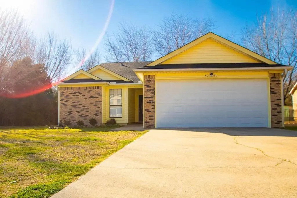 House - Sleeps 9 - Parking - Patio