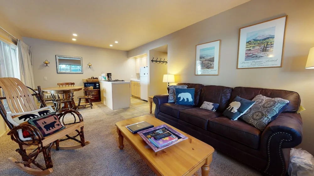 Mammoth Estates Studio Condos - 2 Blocks from The Village Gondola Station