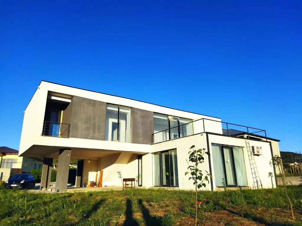 cheerful 5-bedroom home near lisi lake