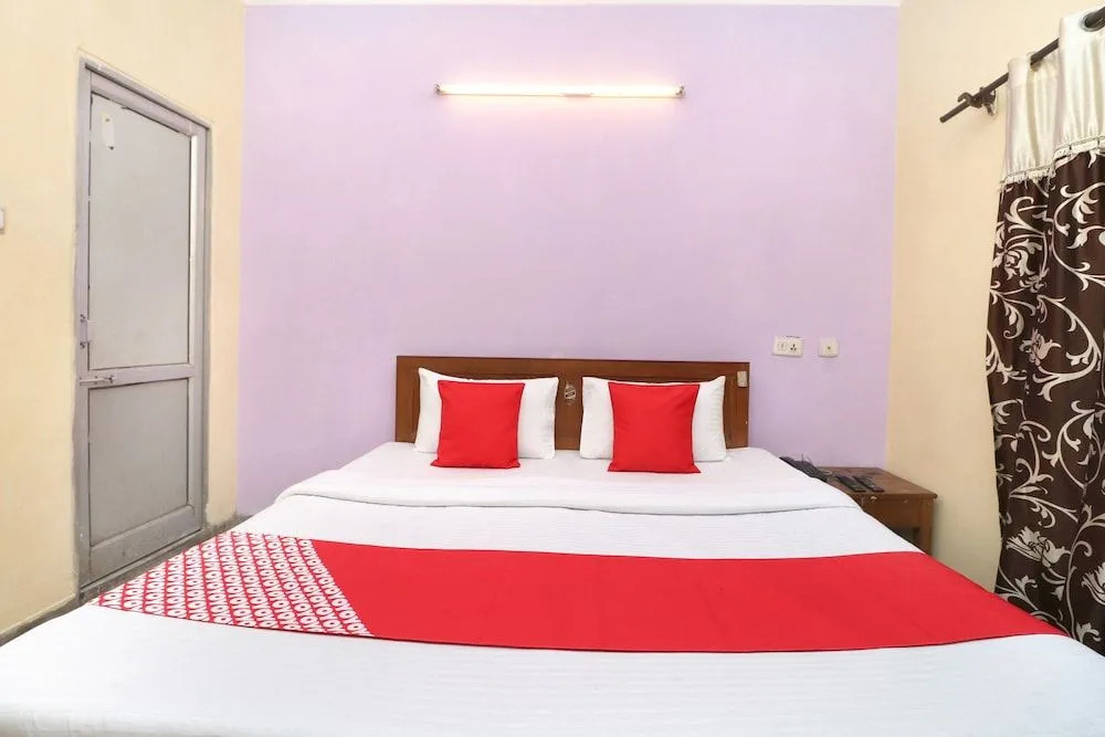OYO 28168 Hotel Regal 2