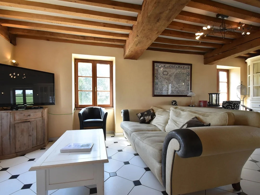 Vintage Farmhouse in Vinzelles with Pool
