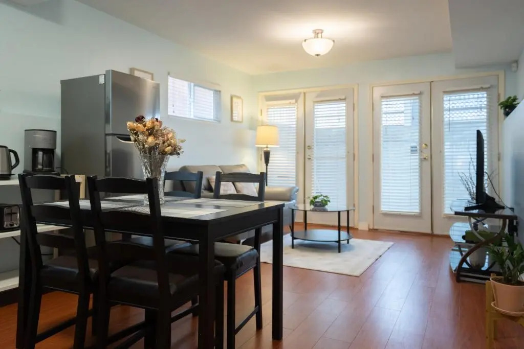 Adorable 1-bedroom suit with independent entrance