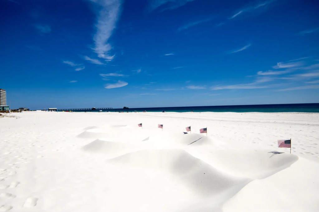 Amazing condo on the whites sands of Gulf Shores with outdoor pool