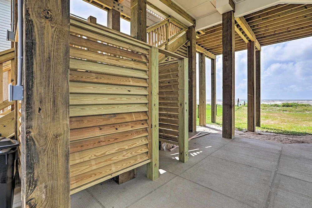 ‘Villa Azul’ Home in Galveston w/ Ocean-View Deck