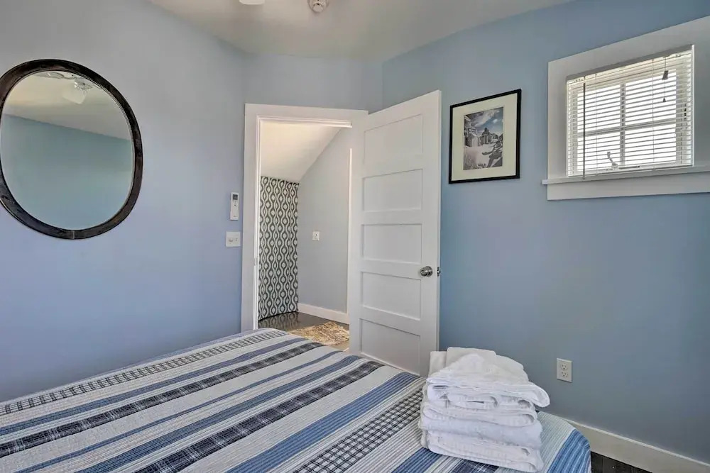 Couples Retreat! Penthouse Near Commercial Street