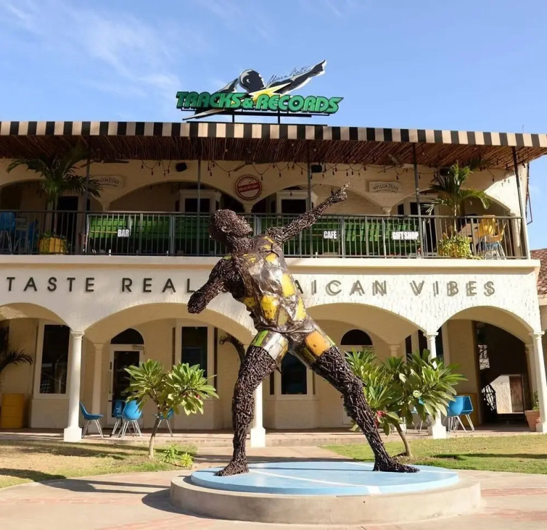 HOSPITALITYEXPERT 2BR Townhouse 1, MoBay, Sleeps 6 - Pool, Beach & Private Chef