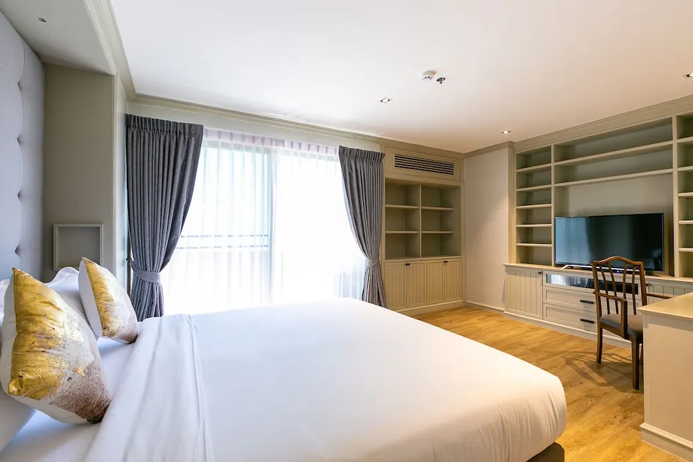 Your Private Oasis Stylish 2br With Spacious Living Room and Pool Access