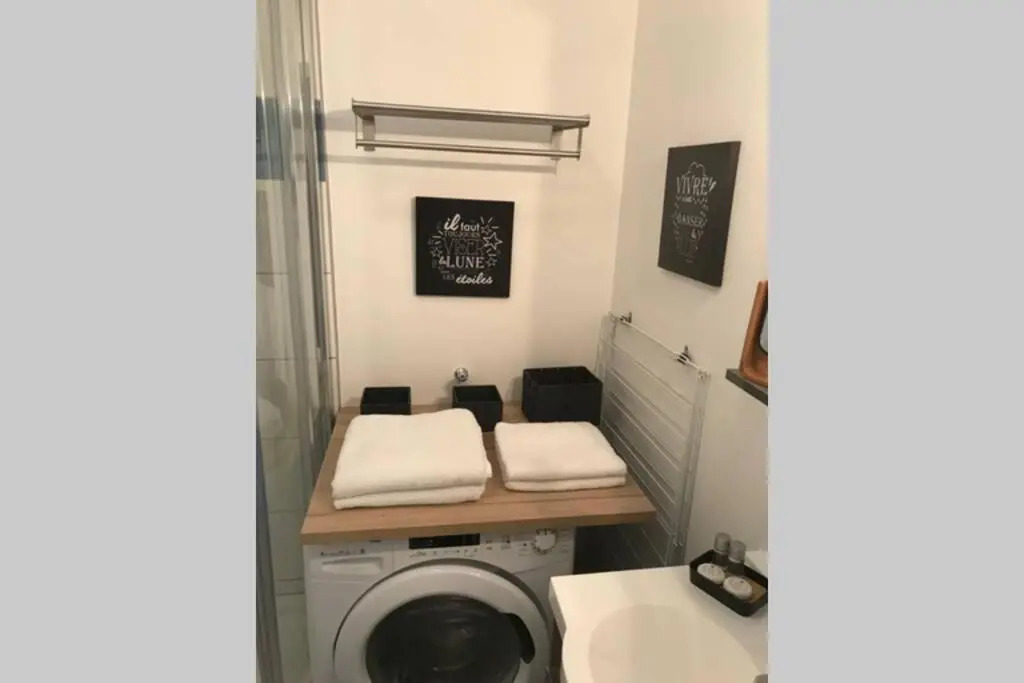 POILUS : Studio neuf avec PARKING
