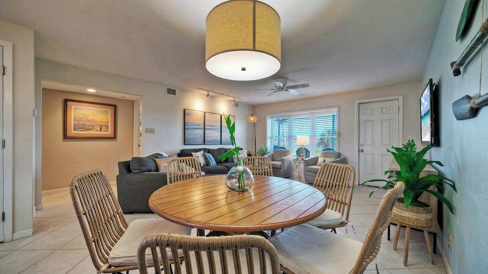 Sleeps 18 2 Beachfront Condos, Pool, Pickleball Courts Island Retreat