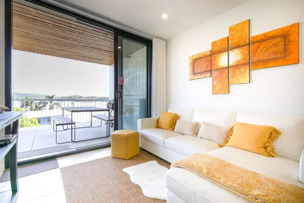 Glorious 2-bed With Waterside Balcony Views