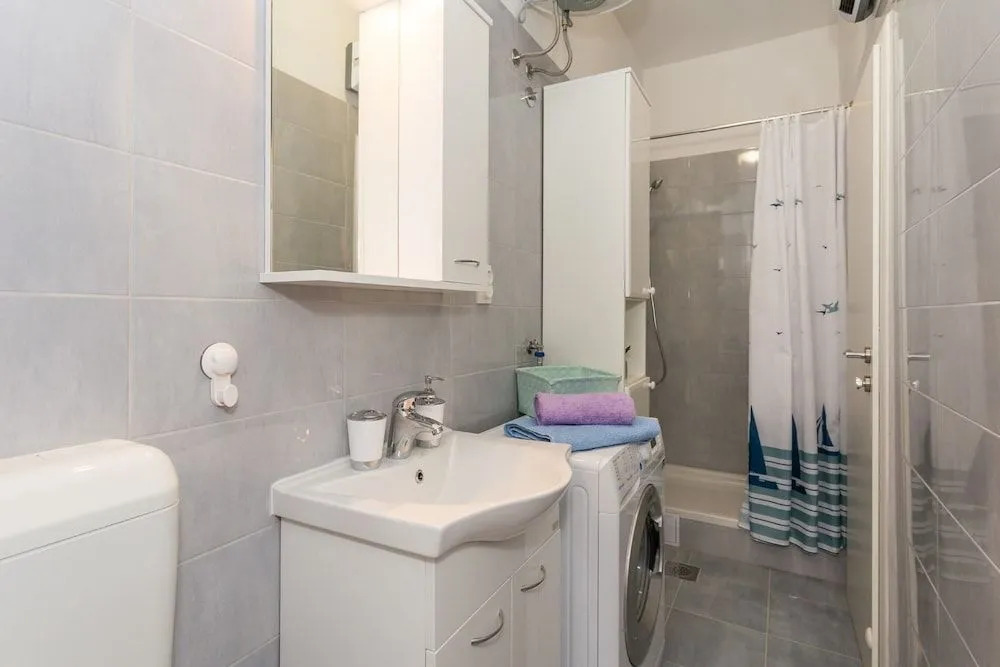 Studio Leon-Sara with shaded patio and garden view