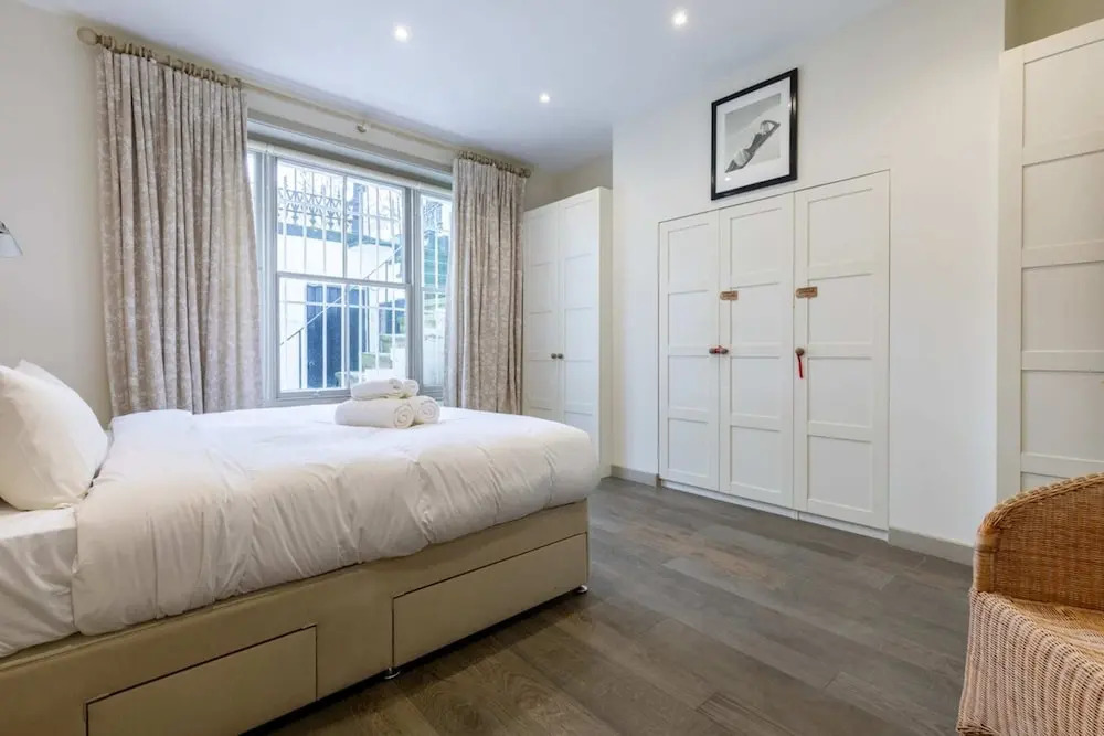 Elegant 2BD Flat 5 Mins to Kensington Gardens!