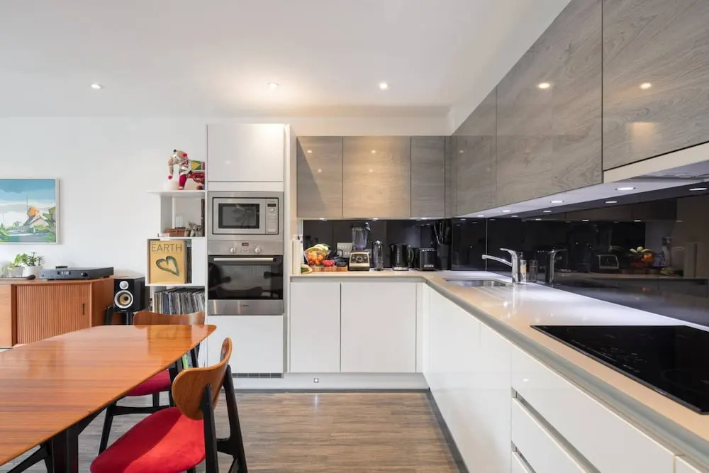 Stylish 2 Bedroom Apartment With Views of the River Lea