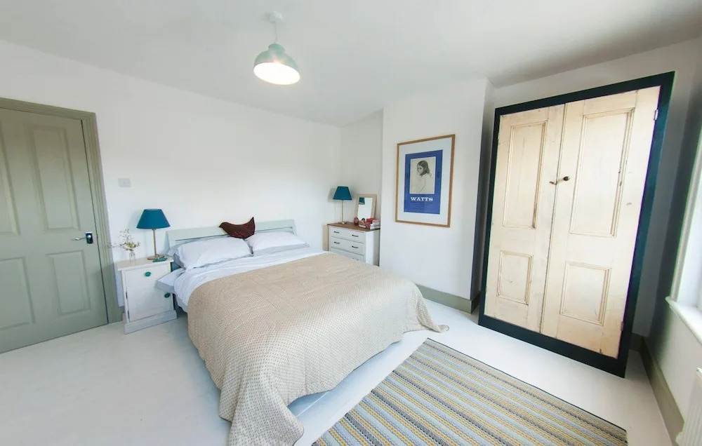 Modern and Luxurious House Close to Central London